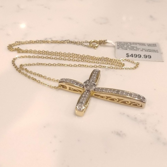 1 CTTW Diamond Cross Pendant Yellow Gold - Picture 3 of 8